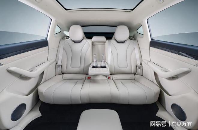 ob体育新能源SUV迎竞争新态势！智界R7推出三年免息政策：至高立省17万(图5)