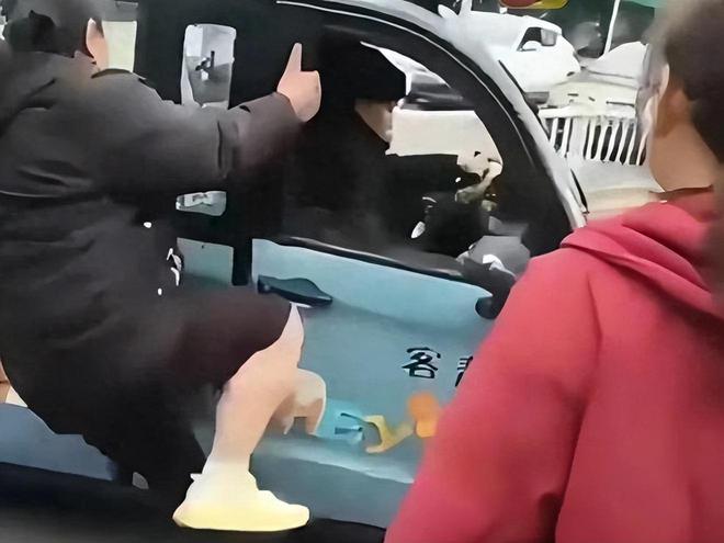 ob体育女子与车主起争执女子扒住车门被拖行十多米不撒手场面惊险(图1)